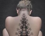 Tatuering på ryggraden för flickor och pojkar