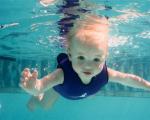 Hur och var man lär ett barn att simma. Ett 8-årigt barn lär sig simma.