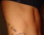 Tetovējums uz vēdera meitenēm pēc dzemdībām, lai slēptu strijas
